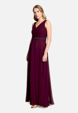 Abendkleid mit Plissee / Modellfoto Vorderseite (Outfit)