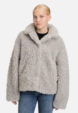 Plüschjacke mit Stehkragen / Modellfoto Vorderseite