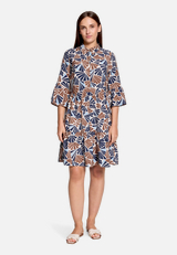 Stufenkleid mit Print / Modellfoto Vorderseite