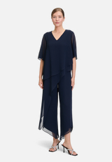 Jumpsuit mit Stufen / Modellfoto Vorderseite