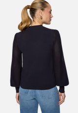 Pullover mit hohem Kragen / Modellfoto Rückseite