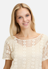 Spitzenshirt mit überschnittenen Ärmeln / Detailbild