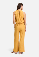 Jumpsuit mit hohem Kragen / Modellfoto Rückseite