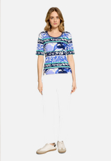 Basic Shirt mit Rippenstruktur / Modellfoto Vorderseite (Outfit)