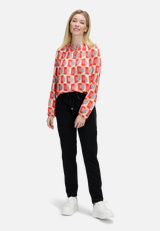 Casual-Bluse mit Knöpfen / Modellfoto Vorderseite (Outfit)