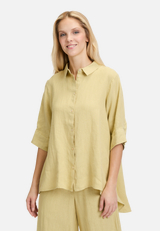 Leinenbluse mit Kragen / Modellfoto Vorderseite
