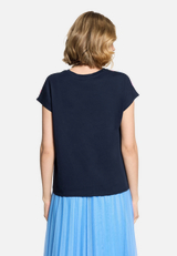 Patchwork-Shirt mit Raffung / Modellfoto Rückseite