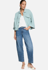 Basic-T-Shirt mit V-Ausschnitt / Modellfoto Vorderseite (Outfit)