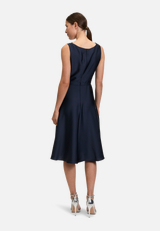 Cocktailkleid mit Wasserfallausschnitt / Modellfoto Rückseite