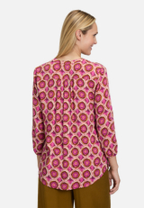 Blusenshirt mit Muster / Modellfoto Rückseite