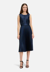 Chiffonkleid mit Plissee / Modellfoto Vorderseite