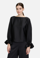 Satin-Bluse mit Fledermausärmeln / Modellfoto Vorderseite