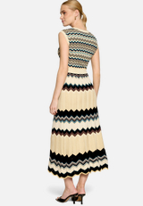 Strickkleid mit Lurexfaden / Modellfoto Rückseite