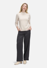 Basic-Strickpullover mit Stehkragen / Modellfoto Vorderseite (Outfit)