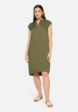 Casual-Kleid mit Kragen / Modellfoto Vorderseite