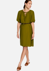 Minikleid  mit Flechtgürtel / Modellfoto Vorderseite (Outfit)