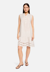 Casual-Kleid mit Stickerei / Modellfoto Vorderseite