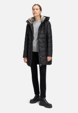 Outdoorjacke mit Kapuze / Modellfoto Vorderseite (Outfit)
