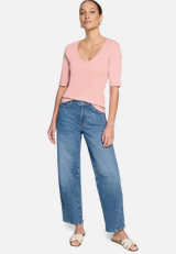 Basic-T-Shirt mit V-Ausschnitt / Modellfoto Vorderseite (Outfit)