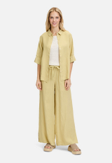 Leinenbluse mit Kragen / Modellfoto Vorderseite (Outfit)