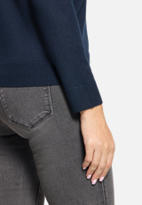Basic-Strickpullover mit Rundhalsausschnitt / Detailbild