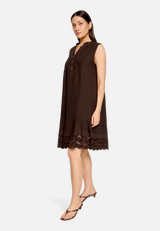 Casual-Kleid mit Stickerei / Modellfoto Vorderseite (Outfit)