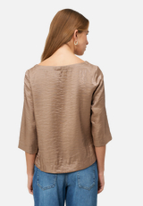Bluse mit Knittereffekt / Modellfoto Rückseite