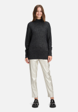 Strickpullover mit Lurexfaden / Modellfoto Vorderseite (Outfit)