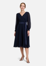 Cocktailkleid mit Gürtel / Modellfoto Vorderseite