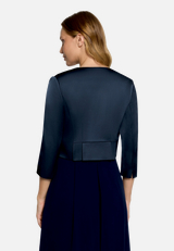 Bolero-Jacke mit Kellerfalten / Modellfoto Rückseite