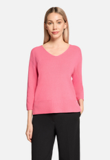 Feinstrickpullover mit V-Ausschnitt / Modellfoto Vorderseite