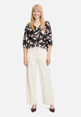 Schlupfbluse mit Print / Modellfoto Vorderseite (Outfit)