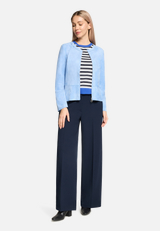 Kurzblazer mit Reißverschluss / Modellfoto Vorderseite (Outfit)