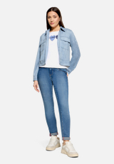 Slim Fit Jeans  mit Stretch Anteil Style Sunny  / Modellfoto Vorderseite (Outfit)