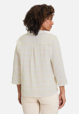 Casual-Bluse mit Lurexfaden / Modellfoto Rückseite