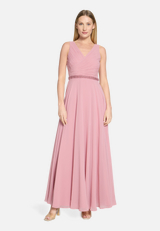Abendkleid mit Plissee / Modellfoto Vorderseite