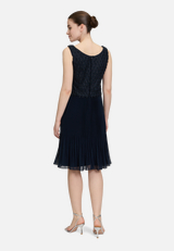 Cocktailkleid mit Plissee / Modellfoto Rückseite