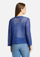 Grobstrickjacke mit Lochmuster / Modellfoto Rückseite