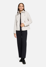 Sommerjacke mit abnehmbarer Kapuze / Modellfoto Vorderseite
