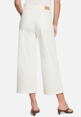 Basic-Jeans  mit geradem Bein  / Modellfoto Rückseite