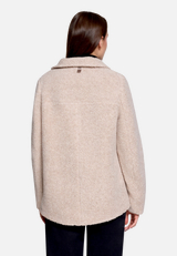 Winterjacke mit Kragen / Modellfoto Rückseite