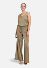 Satin-Bluse mit V-Ausschnitt / Modellfoto Vorderseite (Outfit)