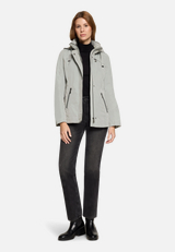 Sommerjacke mit abnehmbarer Kapuze / Modellfoto Vorderseite (Outfit)