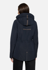 Sommerjacke mit Kapuze / Modellfoto Rückseite