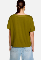 T-Shirt  mit U-Boot Ausschnitt  / Modellfoto Rückseite