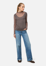 Mesh-Shirt mit grafischem Print / Modellfoto Vorderseite (Outfit)