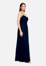 Abendkleid mit Plissee / Modellfoto Vorderseite (Outfit)