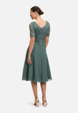 Cocktailkleid mit Spitze / Modellfoto Rückseite