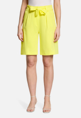 Shorts mit Bundfalten / Modellfoto Vorderseite