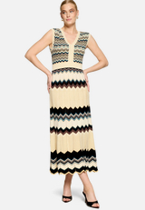 Strickkleid mit Lurexfaden / Modellfoto Vorderseite (Outfit)